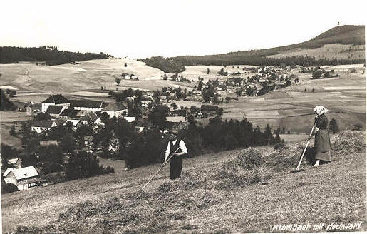 Datei:AK-Krombach-Ortsansicht-mit-Blick-auf-Hochwald.jpg