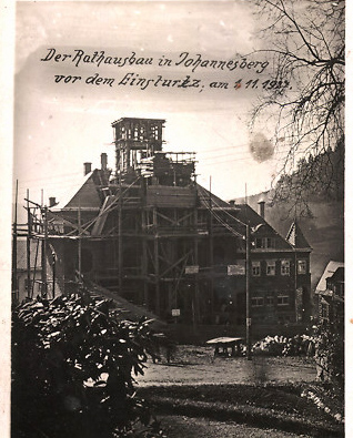 Foto-AK-Johannesberg-Rathausbau-vor-dem-Einsturz-am-1-11-1927.jpg