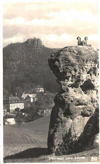 AK-Dittersbach-Jetrichovice-zwei-Damen-auf-einem-Felsen-mit-Blick-zum-Ort.jpg