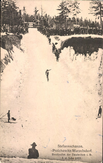 AK-Przichowitz-Wurzelsdorf-Bestlaufen-der-Deutschen-i-B-1922-Stefansschanze-Skisportler.jpg