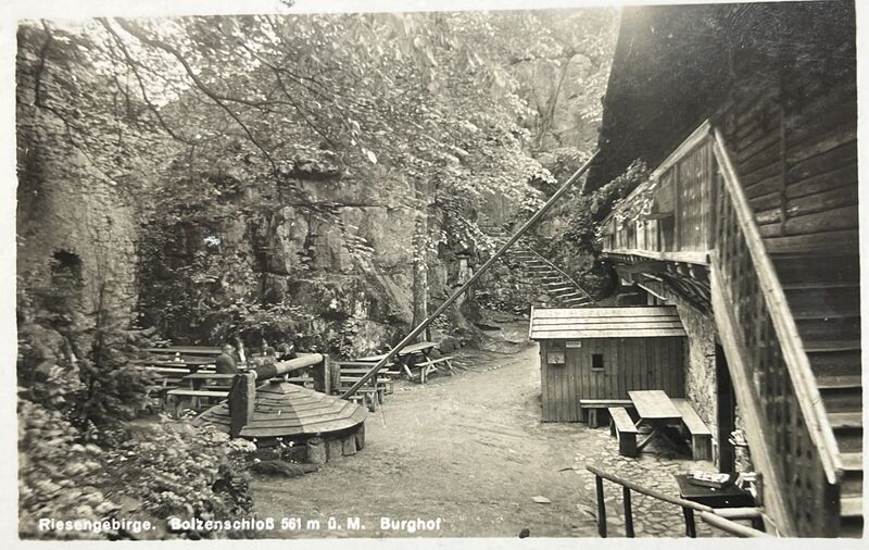 Datei:Bolzenschloß Burghof.jpeg