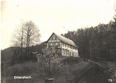 AK-Dittersbach-Jetrichovice-Fachwerkhaus-auf-einem-Huegel.jpg