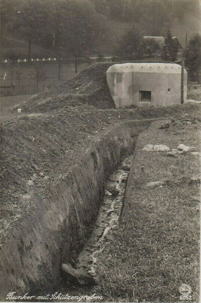 Bunker mit Schützengraben.jpg