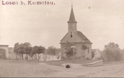 Foto-AK-Losan-Komotau-Strassenpartie-an-der-Kirche.jpg