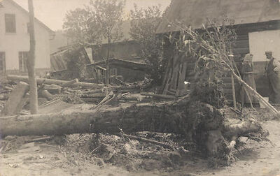 Foto-AK-Dessendorf-Hochwasser-1916-Ortspartie-mit-umgestuerztem-Baum.jpg