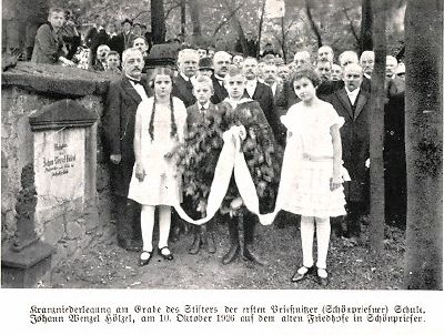AK-Schoenpriesen-Kranzniederlegung-am-Grabe-des-Stifters-der-ersten-Schule-Johann-Wenzel-Hoelzel-am-10-Okt-1926.jpg