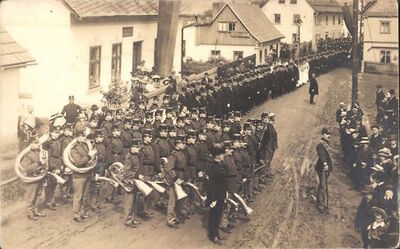 Foto-AK-Kratzau-Veteranenfest-im-Juli-1913-Militaerorchester-Veteranen-Fahnentraeger-vor-Kaffee-schank.jpg