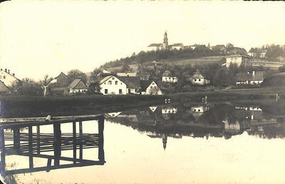 AK-Weisskirchen-an-der-Neisse-Ortspartie-am-Flussufer.jpg