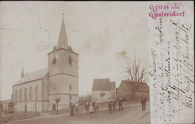 AK-Guntersdorf-bei-Tetschen-Strassenpartie-mit-Kirche-und-Einwohnern.jpg