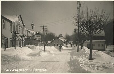 AK-Harrachsdorf-Strassenpartie-im-Winter-Skilaeufer.jpg