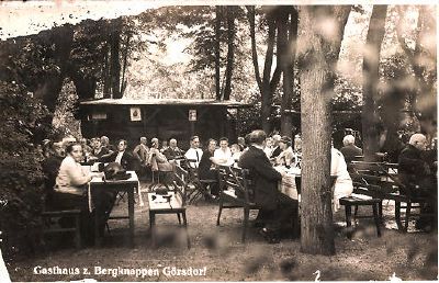 AK-Goersdorf-Gasthaus-zum-Bergknappen-Gaeste-im-Garten.jpg