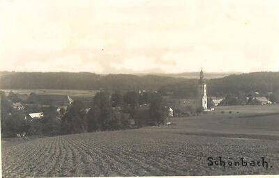 AK-Schoenbach-Ortsansicht-mit-der-Kirche.jpg