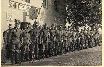Foto-AK-Gablonz-Gasthof-zum-Heiteren-Blick-Soldaten-in-Uniform-vor-dem-Gasthof.jpg