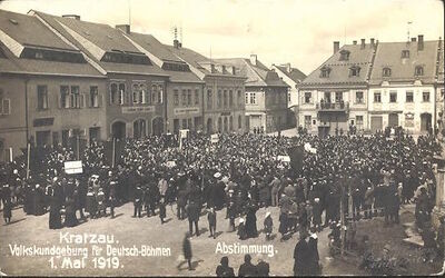 Foto-AK-Kratzau-Gasthaus-Gruener-Baum-Volkskundgebung-fuer-Deutsch-Boehmen-1-Mai-1919-Buerger-kommen-zur-Abstimmung.jpg