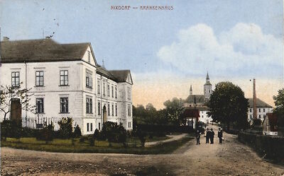 AK-Nixdorf-Krankenhaus-mit-Strasse-und-Blick-auf-die-Kirche.jpg