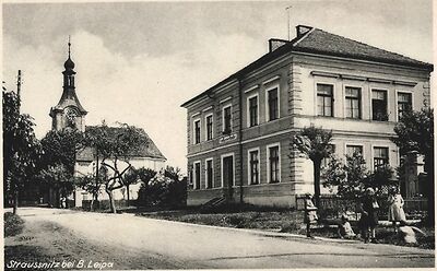AK-Straussnitz-bei-B-Leipa-Volksschule-und-Kirche-mit-Strassenpartie.jpg